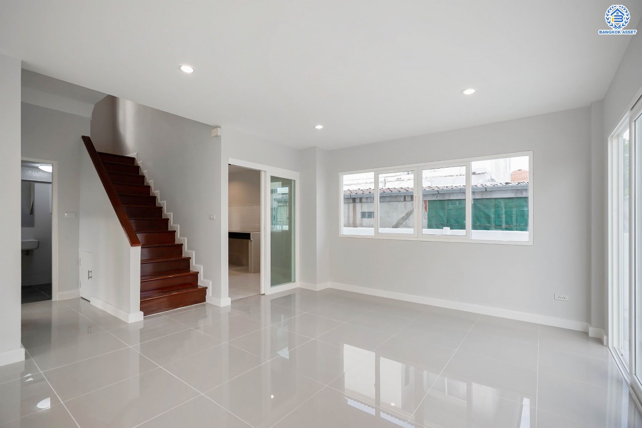 บ้านมือสองตกแต่งใหม่ โครงการ ศุภาลัยการ์เด้นวิลล์ แจ้งวัฒนะ-หลักสี่ เนื้อที่กว่า 63.7 ตร.ว. ฟังก์ชันครบ 3 ห้องนอน 3 ห้องน้ำ 2 ที่จอดรถ บ้านสวย พร้อมเข้าอยู่ ตอบโจทย์ทุกครอบครัว บนทำเลเดินทางสะดวก เข้าสู่ใจกลางเมืองได้อย่างสะดวกสบาย ใกล้ทางด่วนศรีสมานและรถไฟฟ้าสายสีแดง "สถานีดอนเมือง"